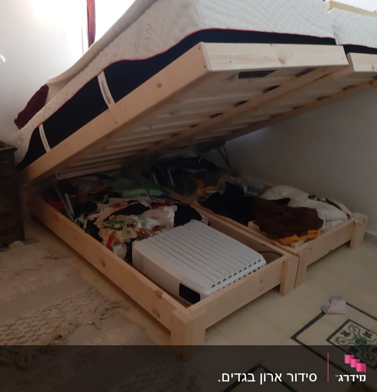 מיטה עם אחסון מתחת, בגדים ומיכל פלסטיק